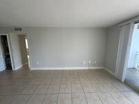 6950 Miami Gardens Dr in Hialeah, FL - Building Photo - Building Photo