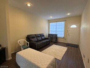 4 Saddle Ct in Franklin Township, NJ - Foto de edificio - Building Photo