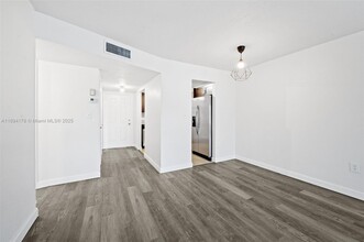 8285 Sunrise Lakes Blvd in Sunrise, FL - Building Photo - Building Photo