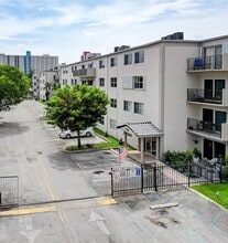 5501 NW 7th St in Miami, FL - Building Photo - Building Photo