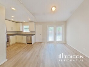 837 Globe Ave in Blue Mound, TX - Foto de edificio - Building Photo