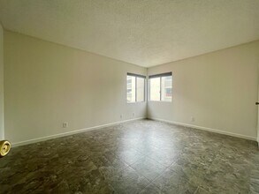 545 E 11th St in Long Beach, CA - Building Photo - Building Photo