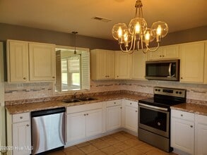 4128 Freedom Way in Hubert, NC - Foto de edificio - Building Photo