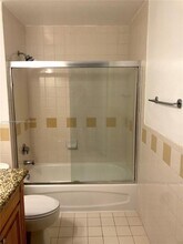 400 SW 2nd St, Unit 202 in Miami, FL - Building Photo - Building Photo