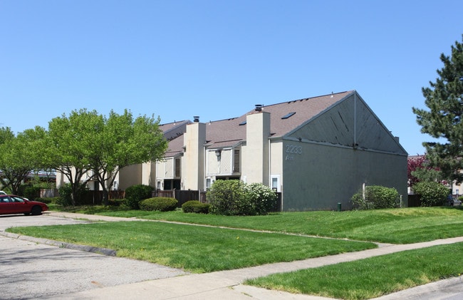 Pine Tree Lane in Reynoldsburg, OH - Foto de edificio - Building Photo