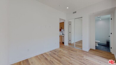 4460 W Maplewood Ave in Los Angeles, CA - Building Photo - Building Photo