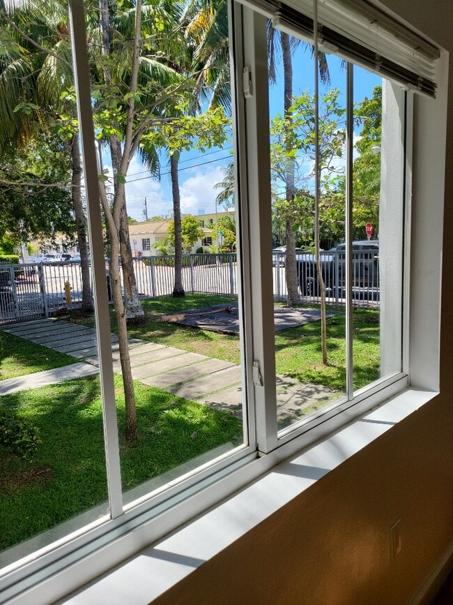 557 Michigan Ave in Miami Beach, FL - Foto de edificio - Building Photo