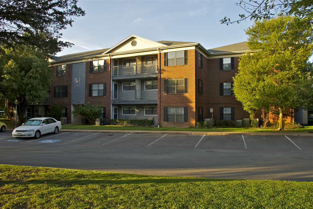 Parkwood Retirement Community in Bedford, TX - Building Photo