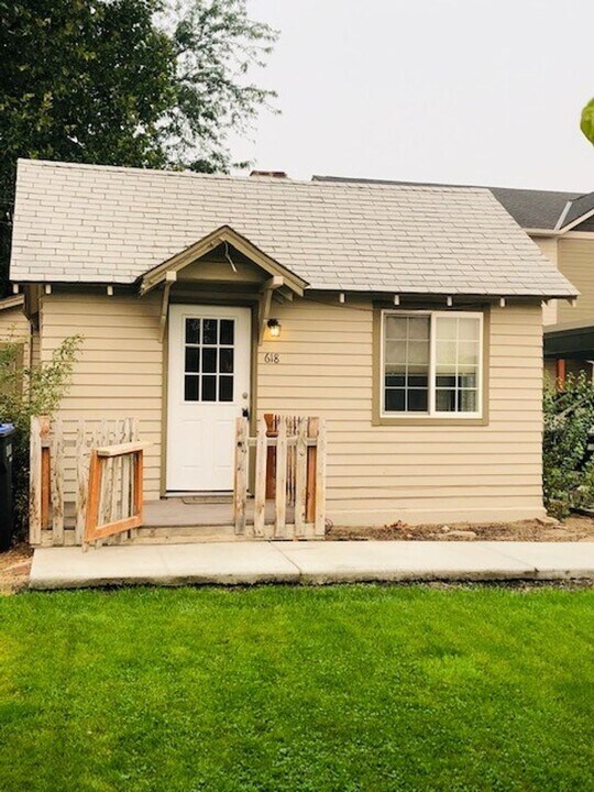 618 S 3rd St in Selah, WA - Building Photo