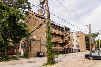 7064 N Ashland Blvd in Chicago, IL - Building Photo - Building Photo