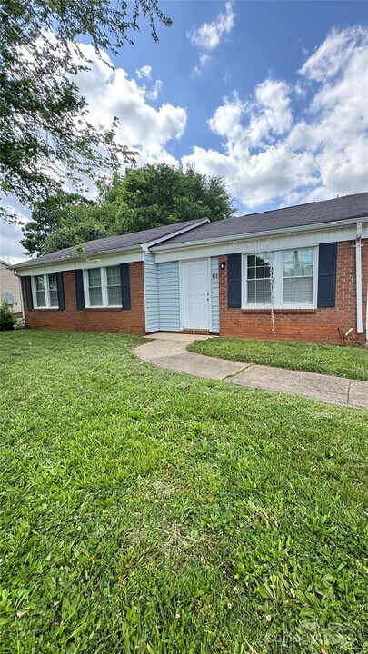 410 W Arrowood Rd in Charlotte, NC - Building Photo