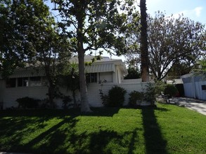 6716 Whitsett Ave in North Hollywood, CA - Foto de edificio - Building Photo