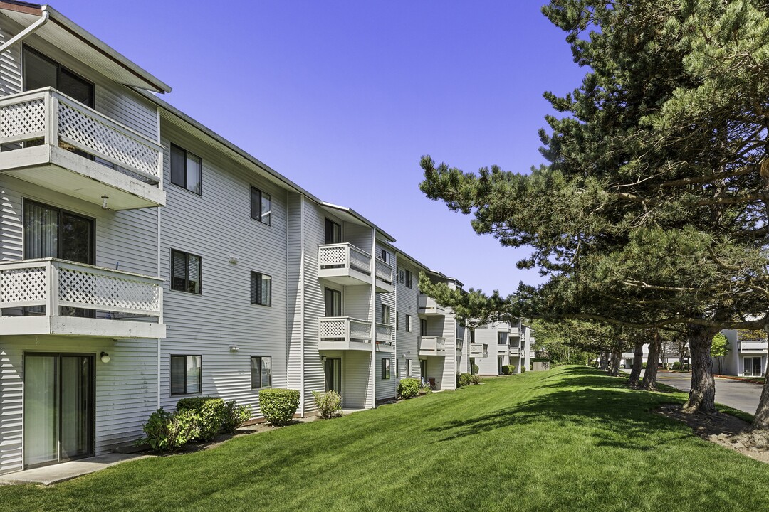 Campo Basso Apartment Homes in Lynnwood, WA - Foto de edificio