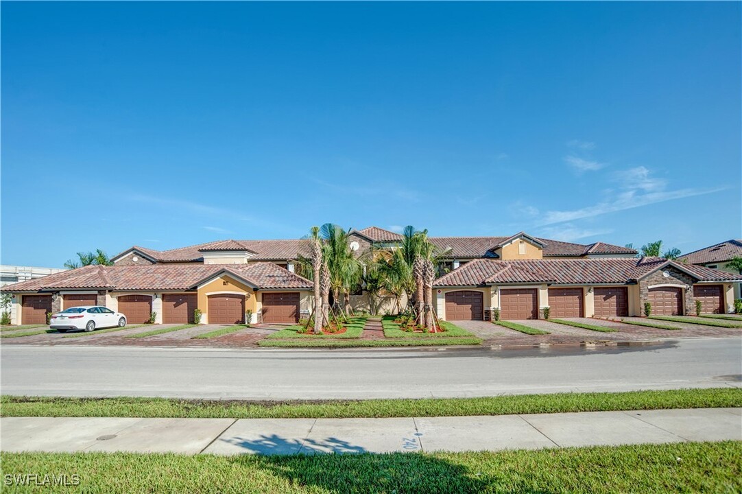 9844 Venezia Cir in Naples, FL - Building Photo