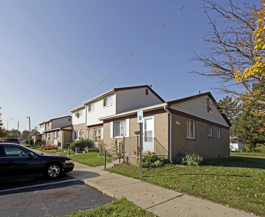 Newman Court in Pontiac, MI - Building Photo