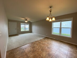1427 Springbrook Dr in Cedar Falls, IA - Foto de edificio - Building Photo