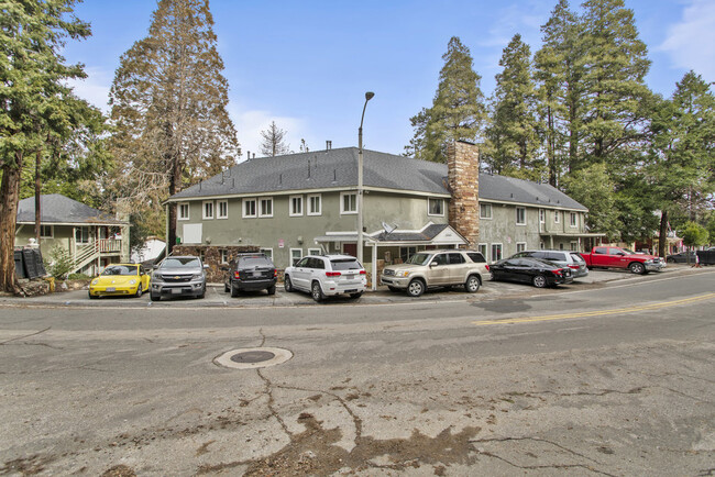 23360 Crest Forest Dr in Crestline, CA - Building Photo - Building Photo