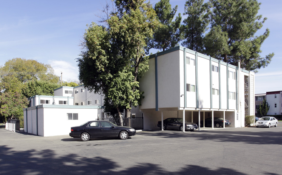 Univ. Pines in Davis, CA - Foto de edificio