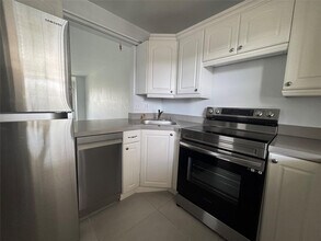 9235 Lagoon Pl in Davie, FL - Building Photo - Building Photo