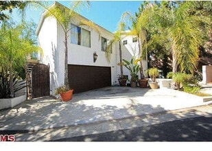 3030 Passmore Dr in Los Angeles, CA - Building Photo - Building Photo