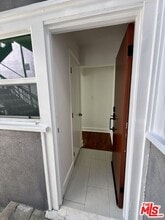 5526 Franklin Ave in Los Angeles, CA - Building Photo - Building Photo