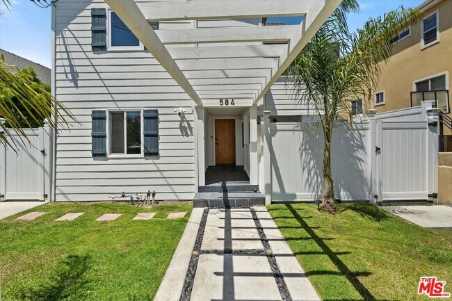 584 W 10th St in Los Angeles, CA - Building Photo - Building Photo