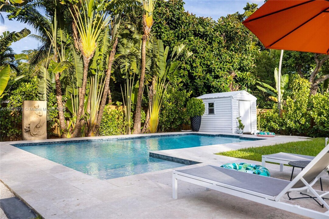 11403 NE 8th Ave in Biscayne Park, FL - Building Photo