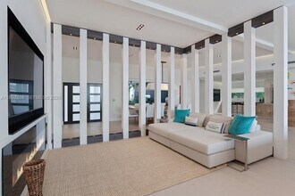 7972 Biscayne Point Cir in Miami Beach, FL - Building Photo - Building Photo