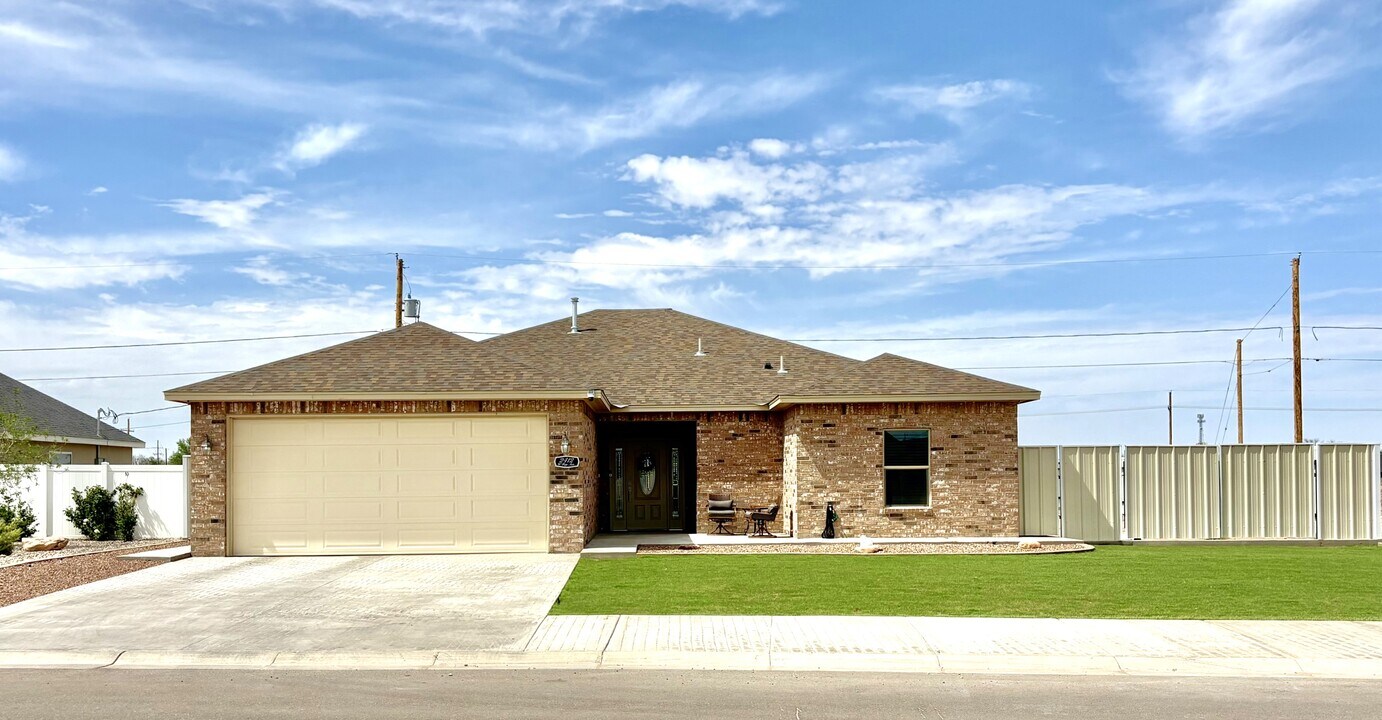 2412 W Ray Ave in Artesia, NM - Building Photo