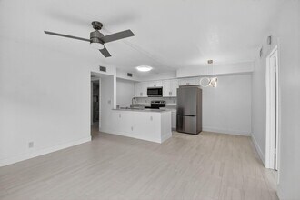 7262 Golf Colony Ct in Greenacres, FL - Building Photo - Building Photo