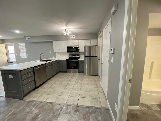 921 Minns Dr, Unit Apt #3 photo'