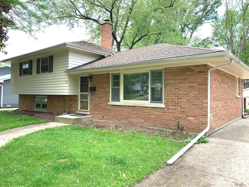 121 Elmwood Dr in Naperville, IL - Building Photo