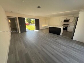 275 NE 173rd St in North Miami Beach, FL - Building Photo - Building Photo