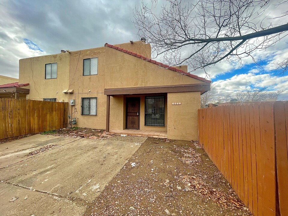 4630 La Vida Nueva Del Norte SW in Albuquerque, NM - Building Photo