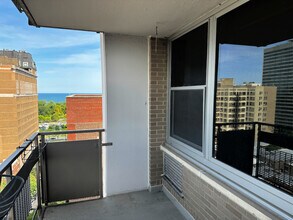 555 W Cornelia Ave in Chicago, IL - Building Photo - Building Photo