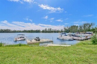 4059 Crystal Lake Dr in Pompano Beach, FL - Foto de edificio - Building Photo