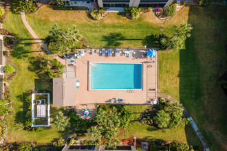 The Oaks in Cape Canaveral, FL - Foto de edificio - Building Photo