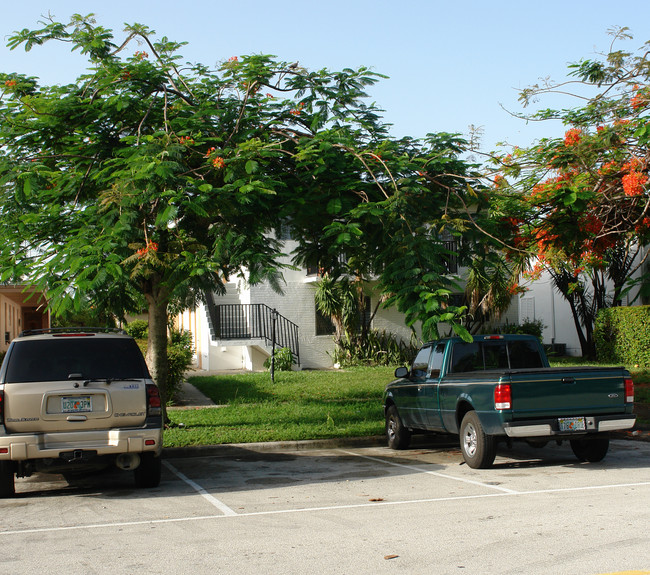 1970 NE 172nd St in Miami, FL - Building Photo - Building Photo