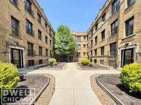 732 W Roscoe St, Unit 1 in Chicago, IL - Building Photo
