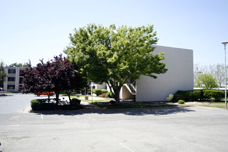 Bldg 520, 521, 522 & 523 in Mcclellan, CA - Foto de edificio - Building Photo