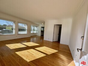 6122 S Fairfax Ave in Los Angeles, CA - Building Photo - Building Photo
