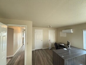 375 S Airport Way in Manteca, CA - Building Photo - Building Photo