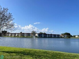 9423 S Hollybrook Lake Dr in Pembroke Pines, FL - Building Photo