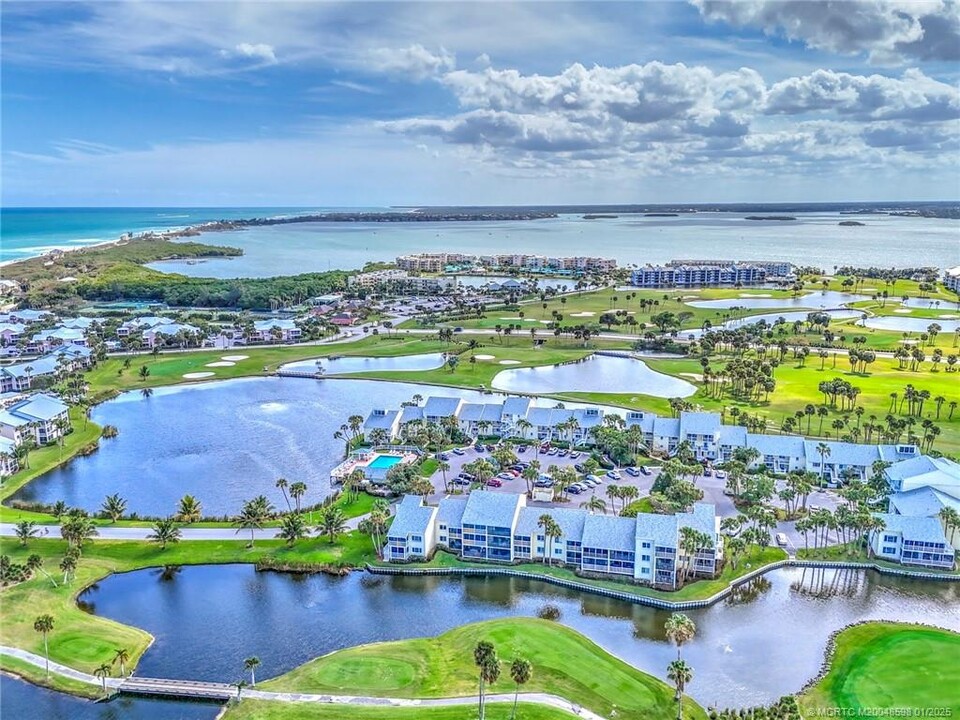 5537 NE Gulfstream Way in Stuart, FL - Foto de edificio