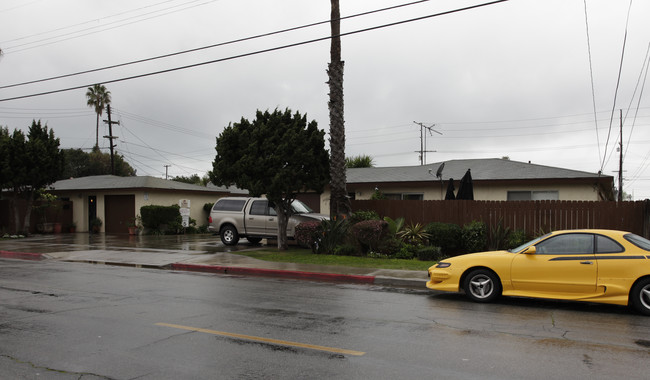 2077-2083 Wallace Ave in Costa Mesa, CA - Foto de edificio - Building Photo