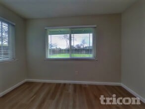 9411 Aizenberg Cir in Elk Grove, CA - Foto de edificio - Building Photo