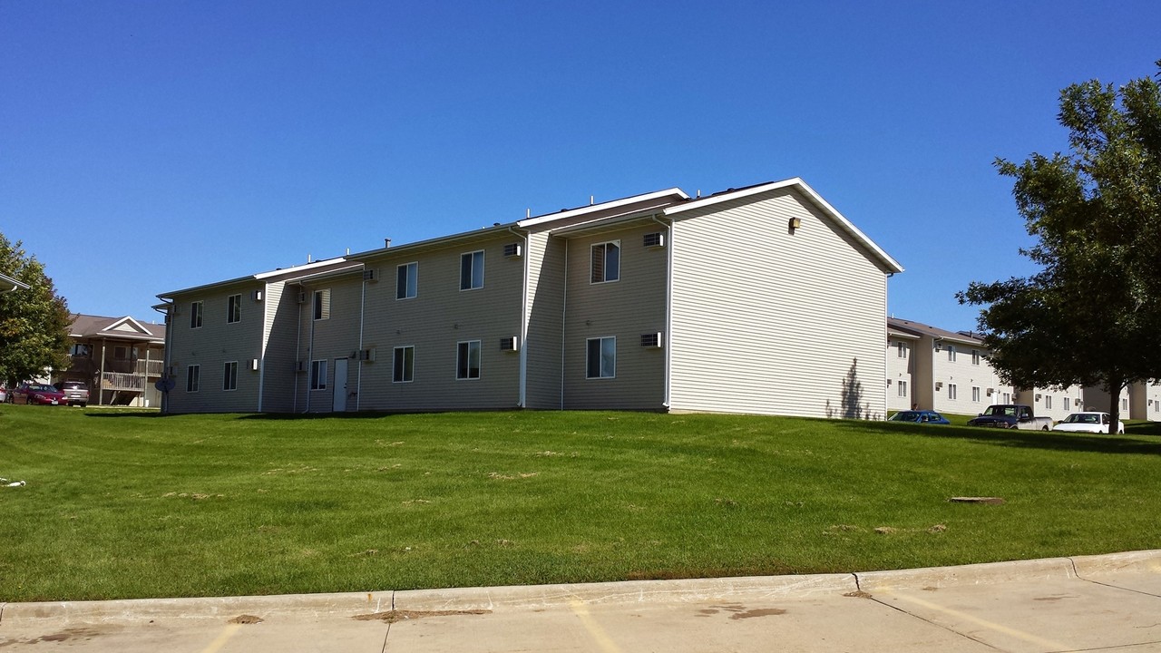 Hawkeye Village Apartments in Waterloo, IA - Building Photo