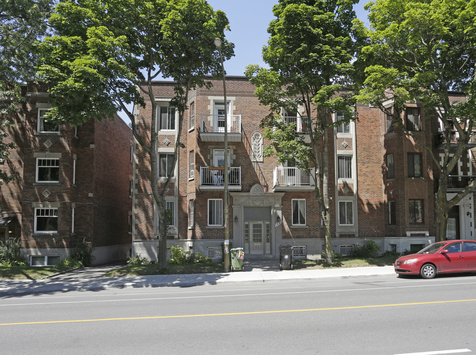 2425 Édouard-Montpetit in Montréal, QC - Building Photo