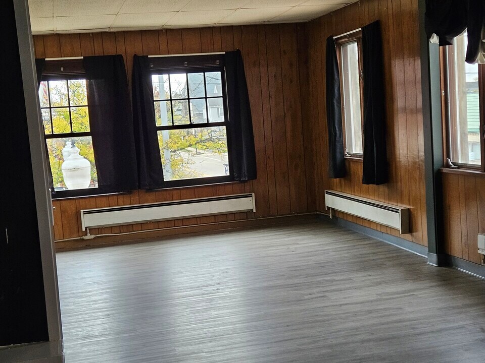 141 N Main St, Unit 203 in Orrville, OH - Building Photo