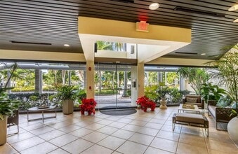 1930 Harbourside Dr in Longboat Key, FL - Building Photo - Building Photo